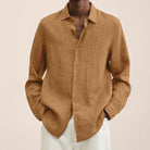 Braunes Leinenhemd für Herren, lässig und stilvoll, ideal für Sommermode. Perfekt kombinierbar mit weißen Hosen. Hochwertige Herrenbekleidung.