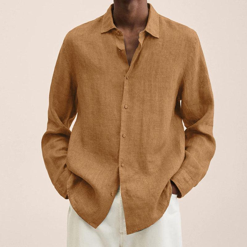 Braunes Leinenhemd für Herren, lässig und stilvoll, ideal für Sommermode. Perfekt kombinierbar mit weißen Hosen. Hochwertige Herrenbekleidung.