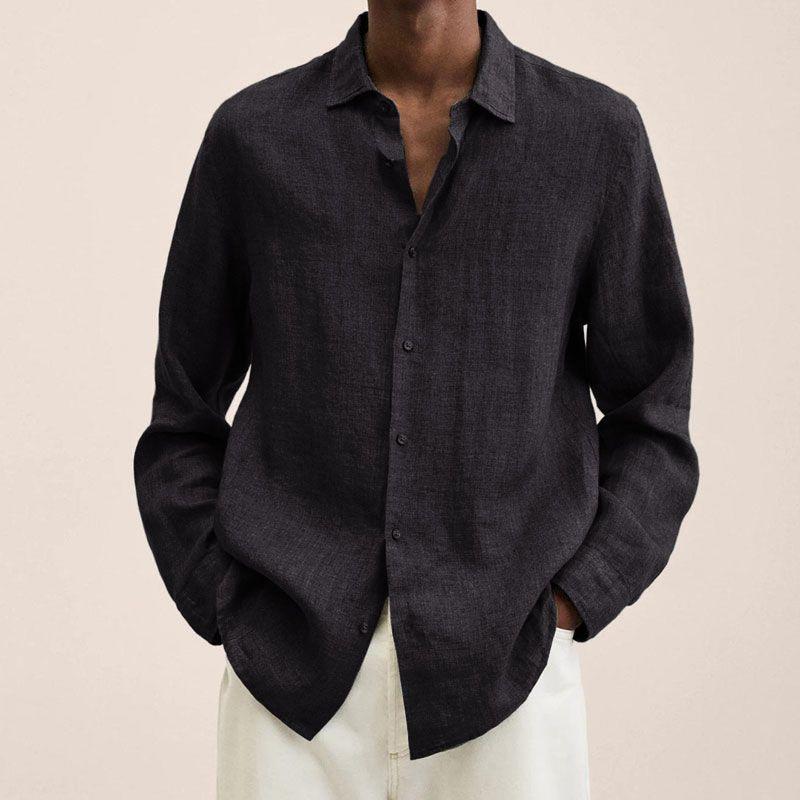 Schwarzes Leinenhemd für Herren, lässig und stilvoll, ideal für Sommermode. Perfekt kombinierbar mit weißen Hosen für einen eleganten Look.