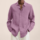 Lila Leinenhemd für Herren, lässig und stilvoll, ideal für Sommermode. Perfekt kombinierbar mit weißen Hosen für einen eleganten Look.