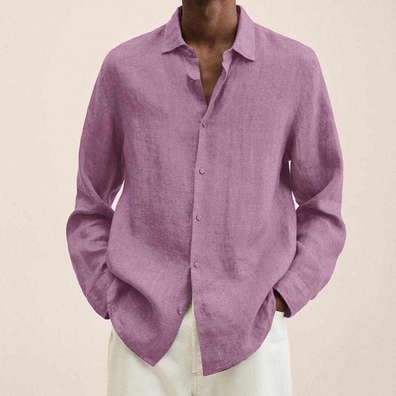Lila Leinenhemd für Herren, lässig und stilvoll, ideal für Sommermode. Perfekt kombinierbar mit weißen Hosen für einen eleganten Look.