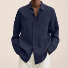 Dunkelblaues Leinenhemd für Herren, lässig und stilvoll, ideal für Sommermode. Perfekt kombinierbar mit weißen Hosen für einen eleganten Look.