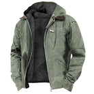 Grüne Herrenjacke mit Kapuze, Reißverschluss und Futter. Perfekt für Herbst und Winter. Modische Outdoor-Bekleidung, warm und bequem.