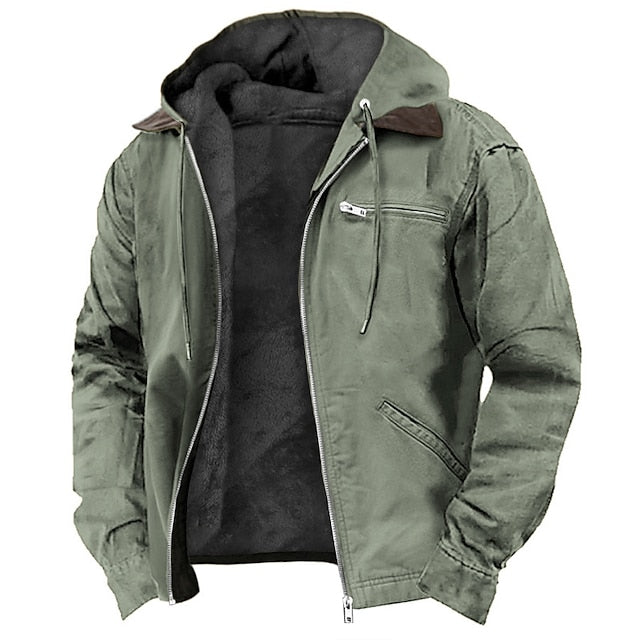 Grüne Herrenjacke mit Kapuze, Reißverschluss und Futter. Perfekt für Herbst und Winter. Modische Outdoor-Bekleidung, warm und bequem.