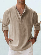 Khakifarbenes Herrenhemd aus Leinen mit Stehkragen und Knopfleiste, ideal für Sommermode. Lässiger Stil, perfekt für Freizeit und Strand.