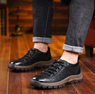 Schwarze Herrensneaker aus Leder mit robuster Sohle, ideal für Outdoor-Aktivitäten. Bequeme, stilvolle Schuhe für Freizeit und Abenteuer.