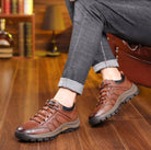 Herren-Lederschuhe in Braun, kombiniert mit Jeans, auf Holzboden. Bequem, stilvoll, ideal für Freizeit und Alltag. Hochwertige Verarbeitung.