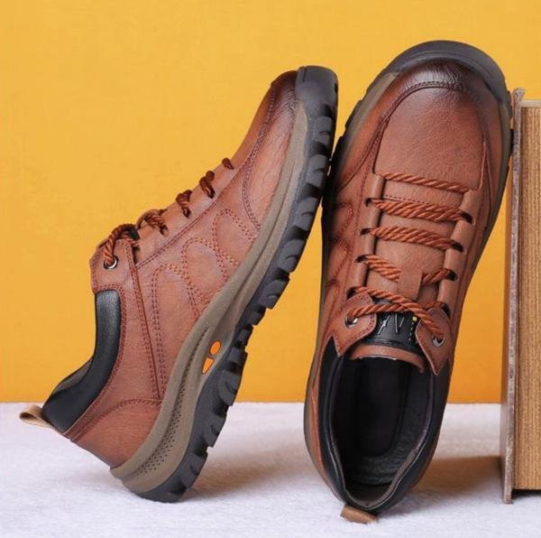Hochwertige braune Wanderschuhe mit rutschfester Sohle, ideal für Outdoor-Abenteuer. Robustes Design, langlebig und komfortabel.