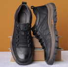 Schwarze Herren-Wanderschuhe aus Leder mit rutschfester Sohle, ideal für Outdoor-Aktivitäten. Robuste, langlebige Trekking-Schuhe.