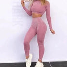 Klassisches Sportset in Rosa für Damen, bestehend aus langärmligem Crop-Top und Leggings. Ideal für Fitness, Yoga und Freizeit.