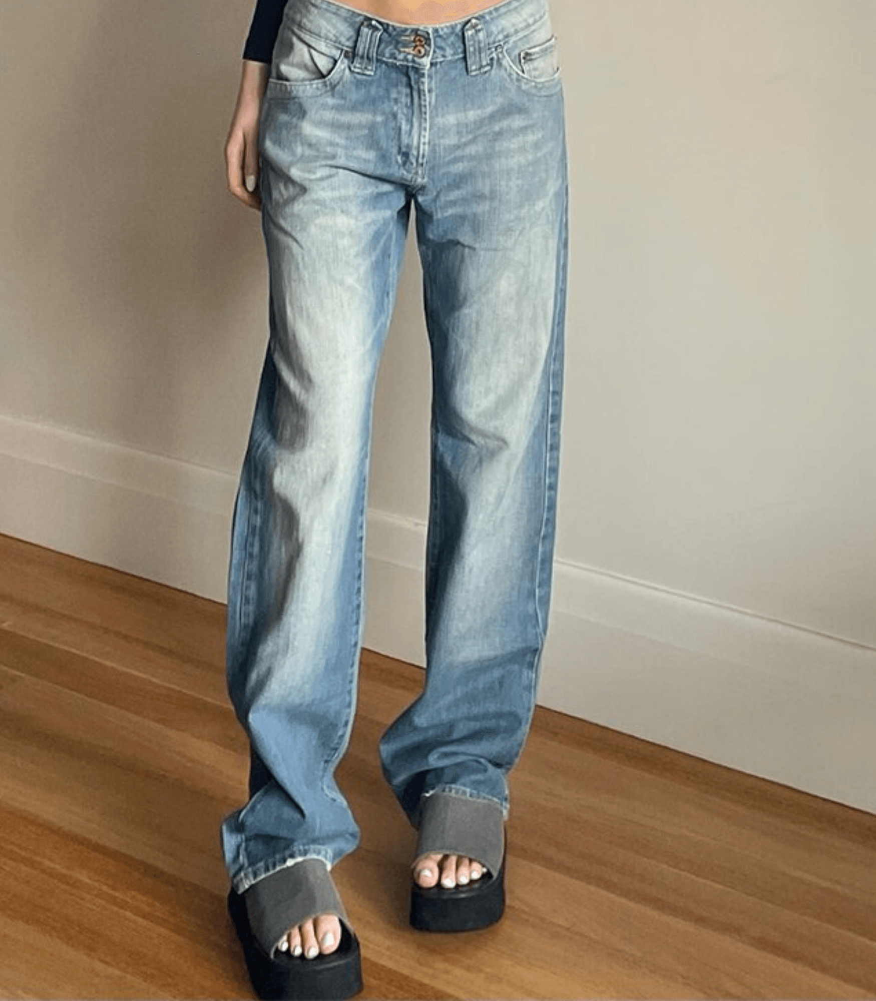 Lässige Straight-Jeans mit niedriger Taille, ideal für modische Freizeitlooks. Perfekt kombinierbar mit trendigen Schuhen und Accessoires.