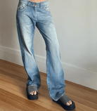 Lässige Straight-Jeans mit niedriger Taille, ideal für modische Freizeitlooks. Perfekt kombiniert mit Plateau-Sandalen für trendige Outfits.