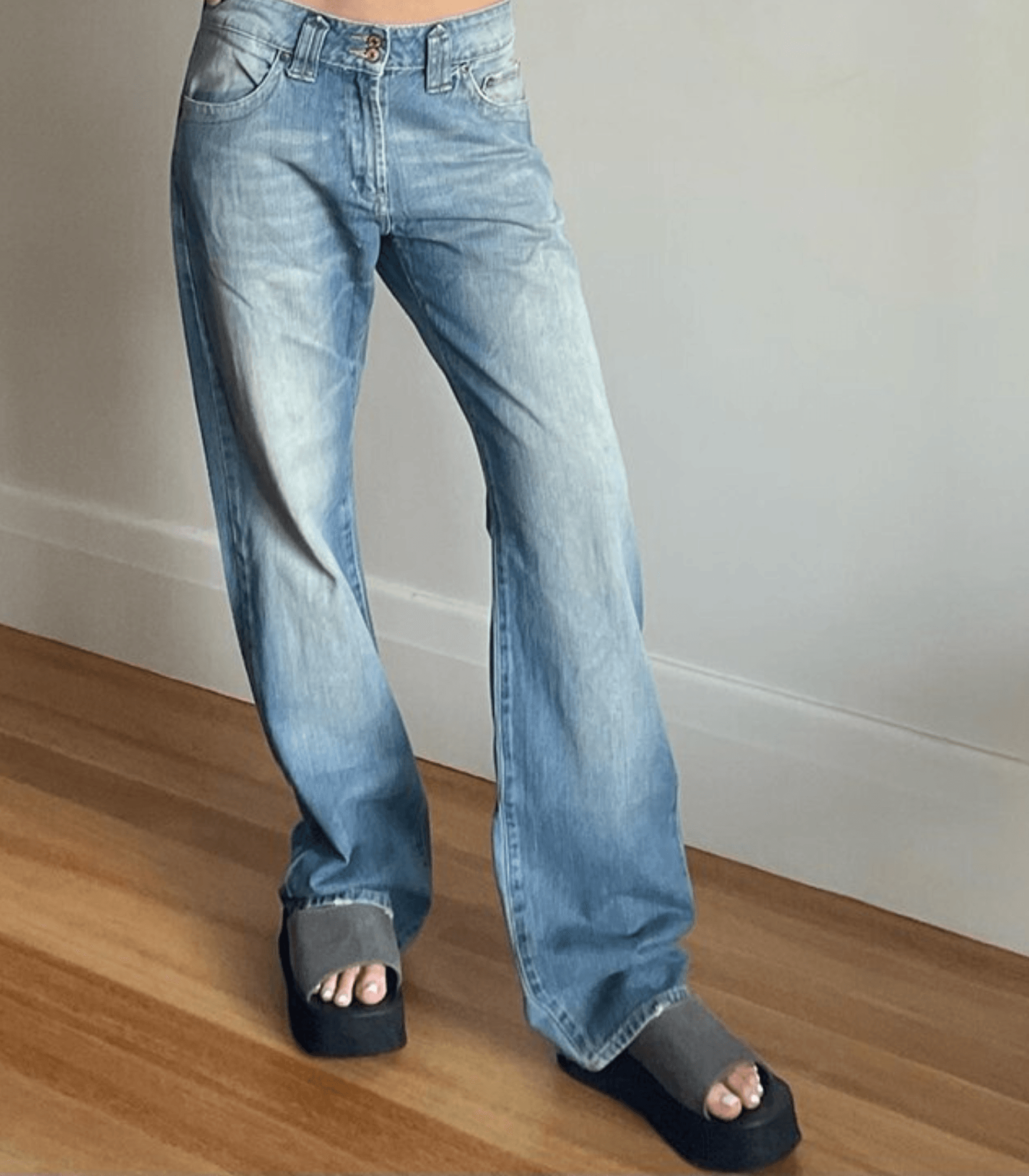 Lässige Straight-Jeans mit niedriger Taille, ideal für modische Freizeitlooks. Perfekt kombiniert mit Plateau-Sandalen für trendige Outfits.