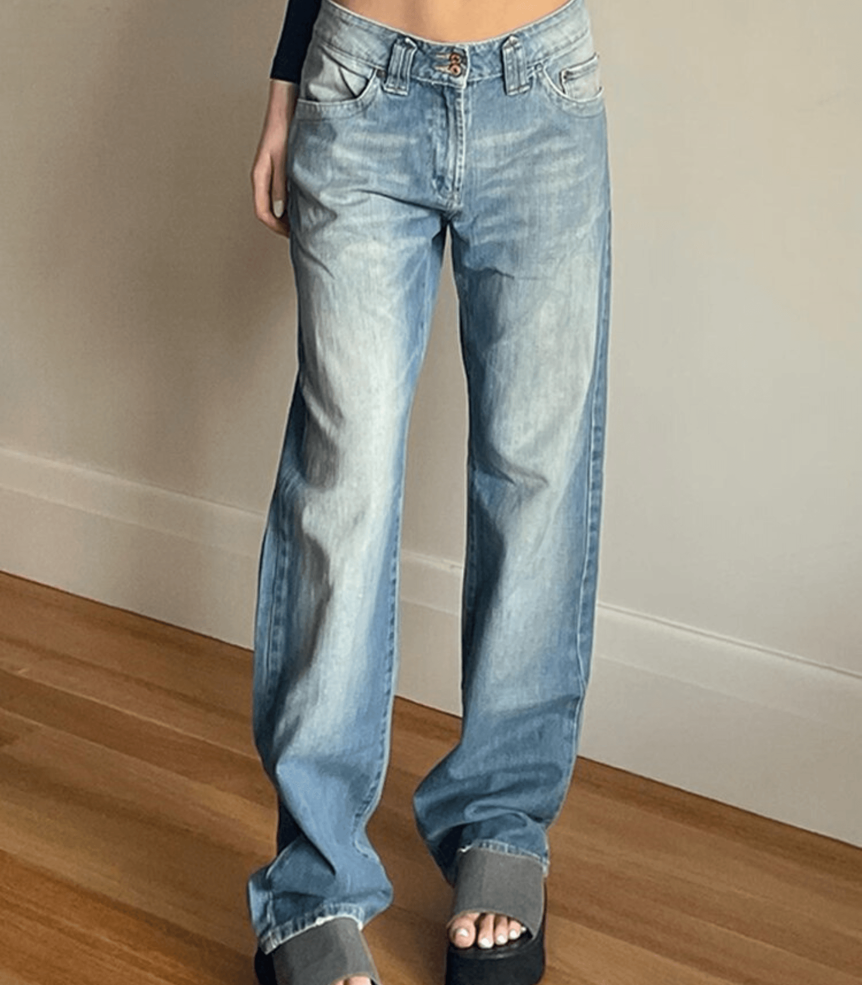 Lässige Straight-Jeans mit niedriger Taille, hellblau, ideal für modische Freizeitlooks. Perfekt kombinierbar mit verschiedenen Oberteilen.
