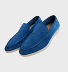 Blaue Wildleder-Slipper für Herren, stilvoll und bequem. Perfekt für Freizeit und Büro. Hochwertige Materialien, rutschfeste Sohle.