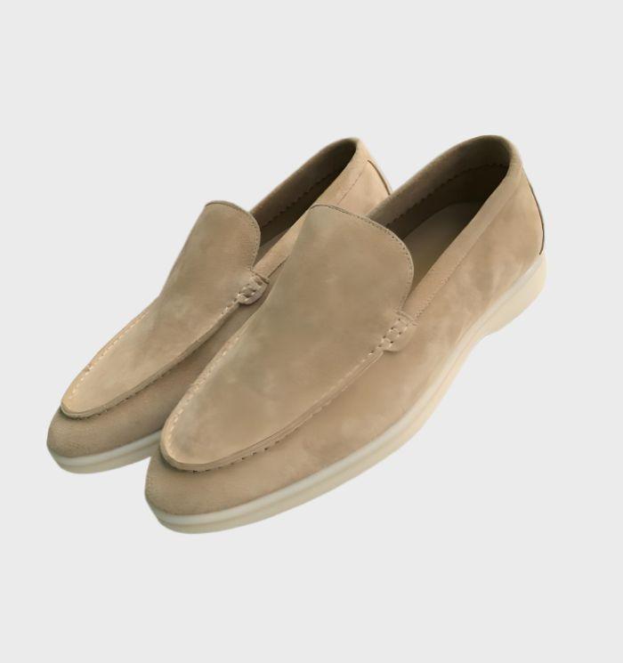 Khaki-farbene Wildleder-Loafer für Herren, elegant und bequem, ideal für Freizeit und Business. Hochwertige Verarbeitung, rutschfeste Sohle.