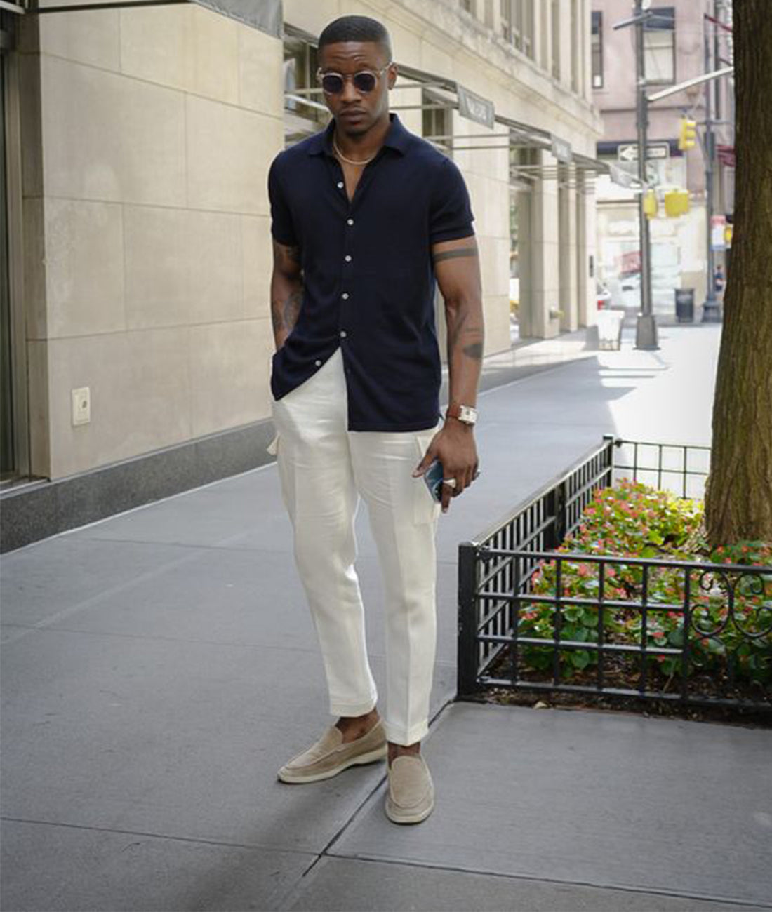 Elegante Herren-Loafer aus Wildleder, kombiniert mit weißer Hose und dunkelblauem Hemd. Perfekt für stilvolle, urbane Sommermode.
