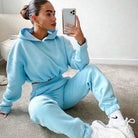 Locker sitzender blauer Trainingsanzug mit kurzem Sweatshirt, ideal für Sport und Freizeit. Bequemes Design, modisch und vielseitig einsetzbar.