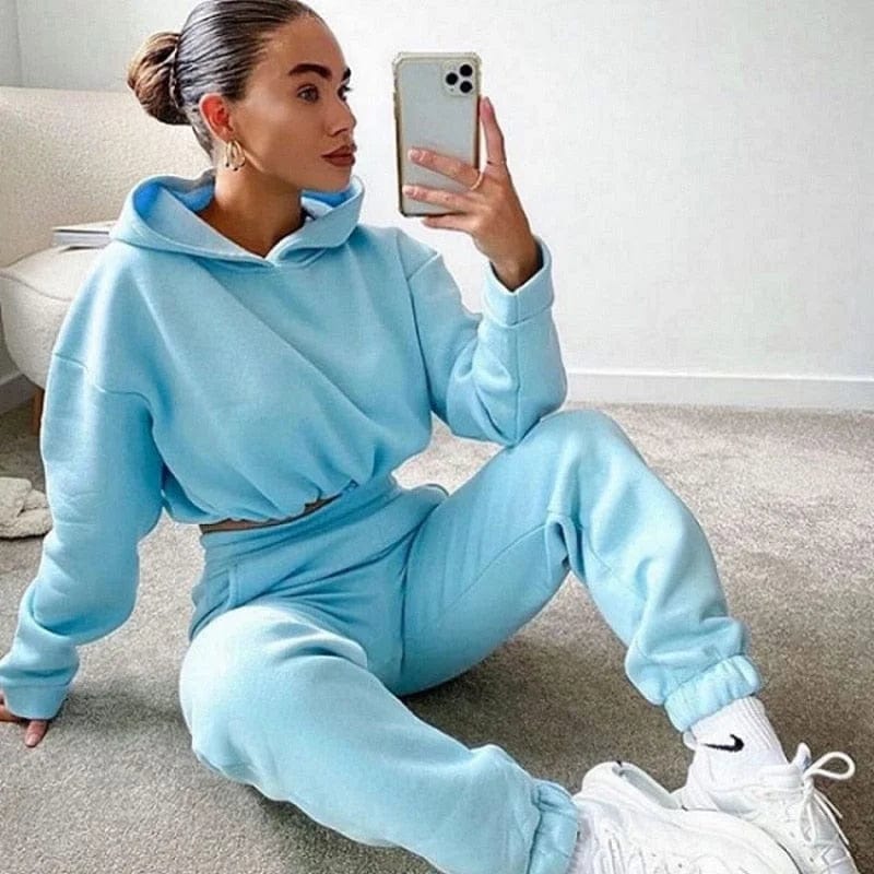 Locker sitzender blauer Trainingsanzug mit kurzem Sweatshirt, ideal für Sport und Freizeit. Bequemes Design, modisch und vielseitig einsetzbar.