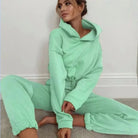 Grüner Trainingsanzug Damen, lässiges Design mit kurzem Sweatshirt, ideal für Sport und Freizeit. Bequem, modisch, vielseitig einsetzbar.