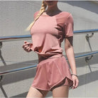 Damen Sportset in Rosa, bestehend aus lockerem T-Shirt und Shorts. Ideal für Fitness, Laufen und Yoga. Atmungsaktiv und bequem.