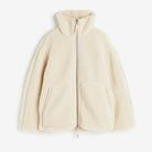 Damen Winterjacke aus Teddyfleece, beige, mit Reißverschluss und Stehkragen. Kuschelig, warm, modisch. Perfekt für kalte Tage.