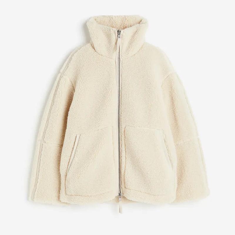 Damen Winterjacke aus Teddyfleece, beige, mit Reißverschluss und Stehkragen. Kuschelig, warm, modisch. Perfekt für kalte Tage.