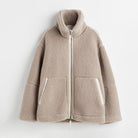 Damen Winterjacke aus Teddyfleece, beige, mit Reißverschluss und Stehkragen. Kuschelig warm, modisch und ideal für kalte Tage.