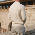 Herren Strickpullover mit langen Ärmeln in Cremeweiß, elegantes Design, ideal für Herbstmode. Hochwertige Materialien, stilvoll und bequem.