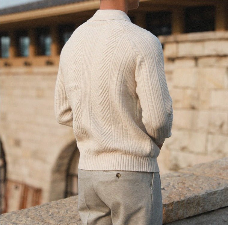 Herren Strickpullover mit langen Ärmeln in Cremeweiß, elegantes Design, ideal für Herbstmode. Hochwertige Materialien, stilvoll und bequem.