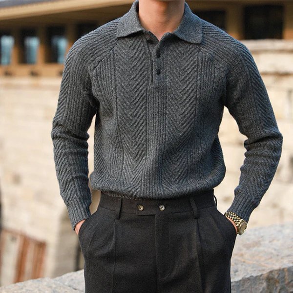 Grauer Strickpullover mit langen Ärmeln und Polokragen, kombiniert mit eleganter Hose. Stilvolle Herrenmode, ideal für Herbst und Winter.