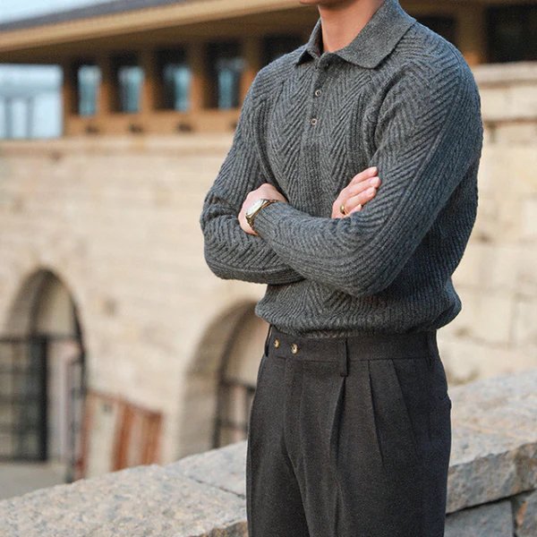 Grauer Strickpullover mit langen Ärmeln und Kragen, getragen von einem Mann. Eleganter, warmer Herrenpullover, ideal für Herbstmode.