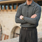 Grauer Strickpullover mit langen Ärmeln und Polokragen, ideal für Herrenmode. Stilvoll und warm, perfekt für Herbst- und Winteroutfits.