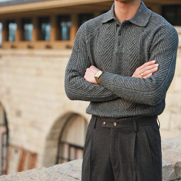 Grauer Strickpullover mit langen Ärmeln und Polokragen, ideal für Herrenmode. Stilvoll und warm, perfekt für Herbst- und Winteroutfits.