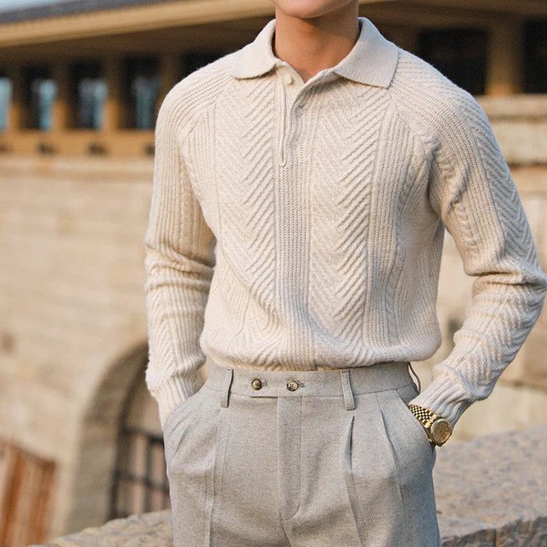 Eleganter Herren-Strickpullover mit langen Ärmeln in Beige, kombiniert mit grauer Hose. Perfekt für stilvolle Herbst- und Wintermode.