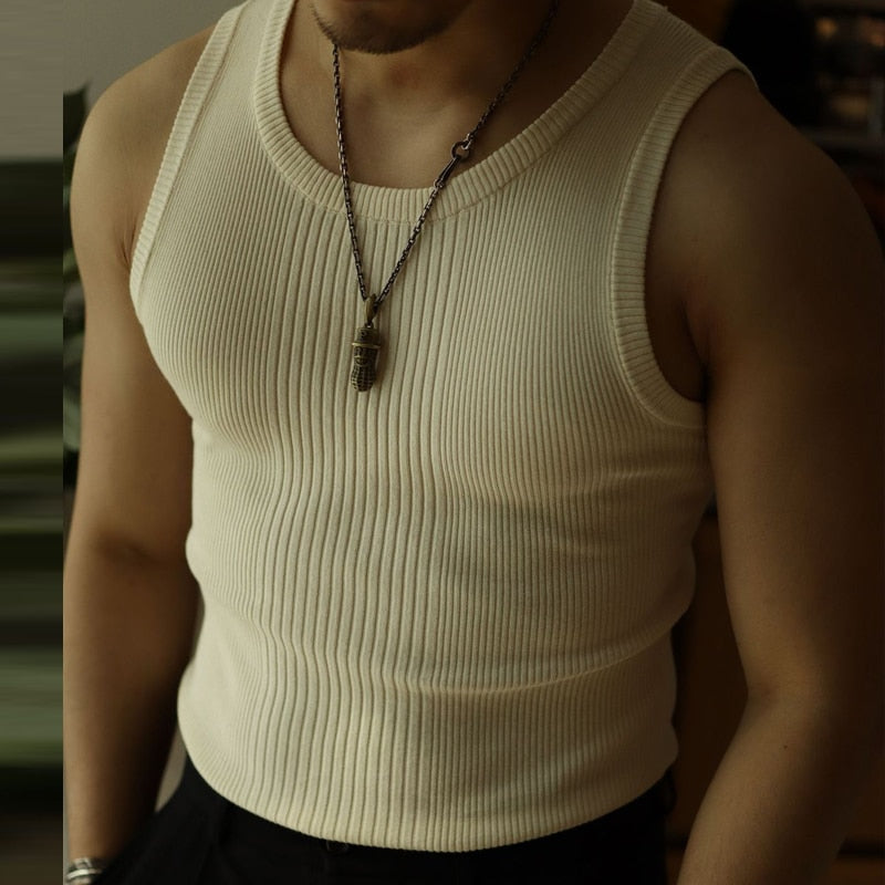 Ärmelloses, geripptes Herren-Tanktop in Beige, Slim Fit, ideal für Sommermode. Perfekt für lässige Outfits und trendige Herrenbekleidung.