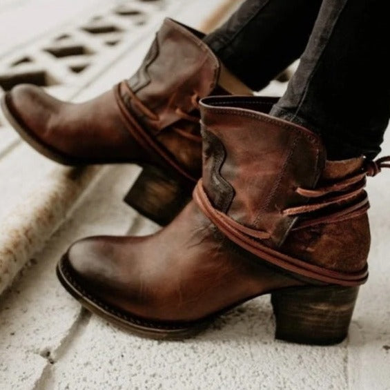 Damenstiefeletten aus braunem Leder mit Blockabsatz, Vintage-Design, ideal für Herbstmode. Bequeme und stilvolle Boots für jeden Anlass.