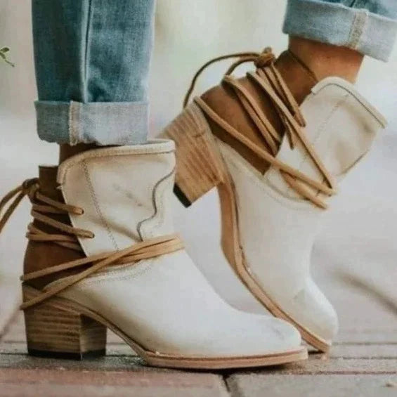 Damenstiefeletten aus weißem Leder mit Blockabsatz und Schnürung, ideal für Herbstmode. Trendige, bequeme Schuhe für stilvolle Outfits.
