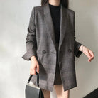 Damen Blazer kariert, elegant und modern, ideal für Business und Freizeit. Hochwertige Verarbeitung, zeitloses Design, vielseitig kombinierbar.
