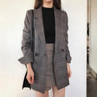 Eleganter karierter Blazer für Damen, ideal für Business- und Freizeitoutfits. Modischer Look mit klassischem Design und hochwertigem Stoff.