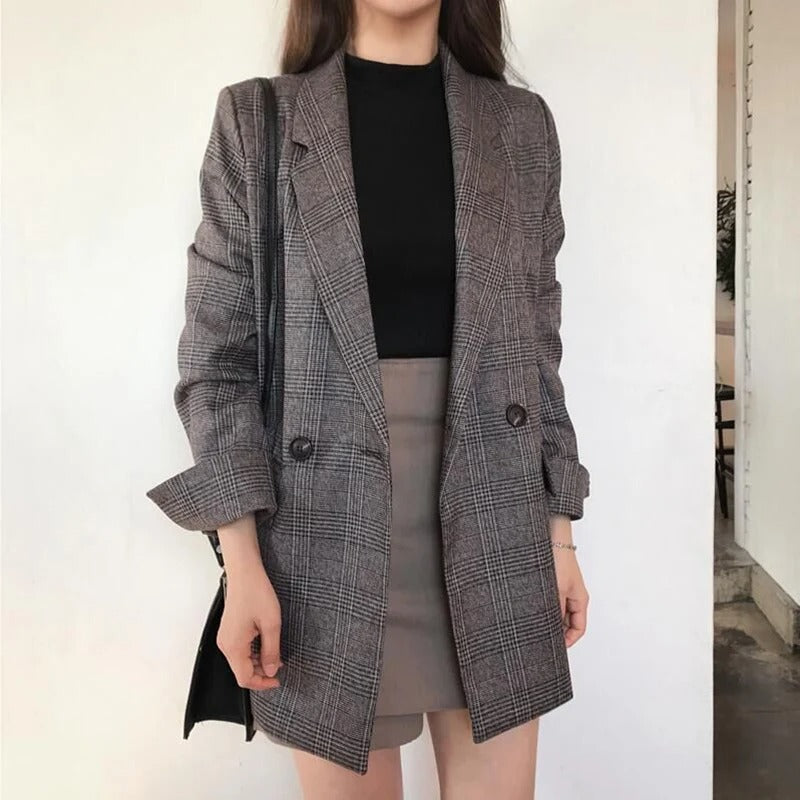 Eleganter karierter Blazer für Damen, ideal für Business- und Freizeitoutfits. Modischer Look mit klassischem Design und hochwertigem Stoff.
