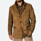 Herren Wildlederjacke in Braun, stilvoll und elegant, mit Knopfleiste und Reverskragen. Perfekt für Herbstmode und lässige Outfits.