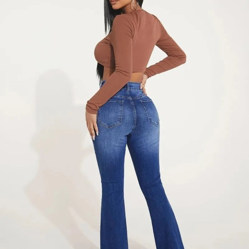 Damenmode: Figurbetonte braune Langarmbluse und blaue Schlagjeans. Trendige Freizeitkleidung, ideal für stilvolle Alltagslooks.