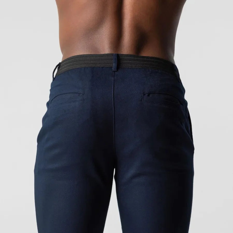 Dunkelblaue Herren-Chinohose, elastischer Bund, Rückansicht, stilvoll und bequem.