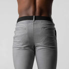 Graue Herren-Chinohose, elastisch, modern, Rückansicht, ideal für Freizeit und Büro.