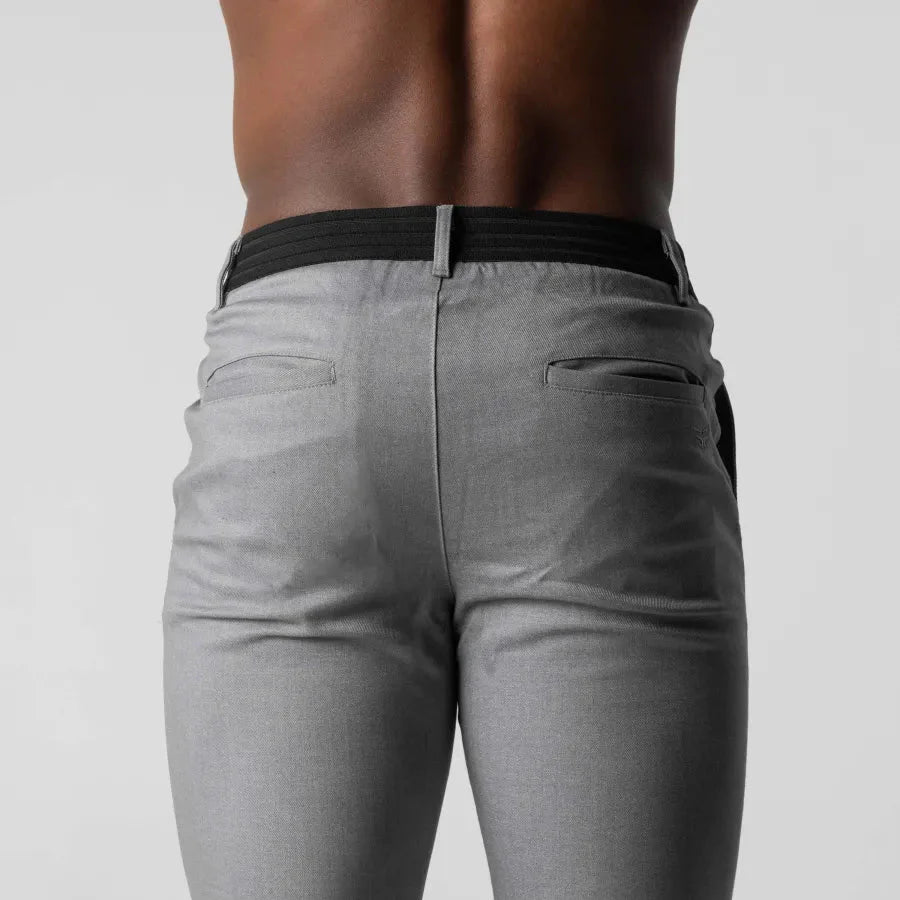 Graue Herren-Chinohose, elastisch, modern, Rückansicht, ideal für Freizeit und Büro.