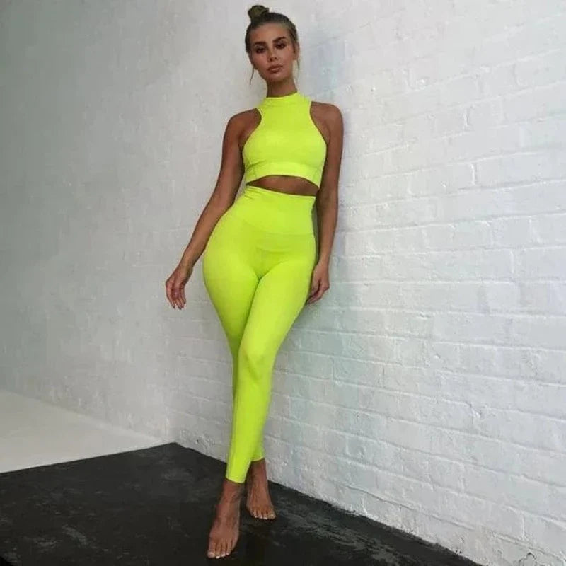 Neon-gelbes Sportset für Damen, bestehend aus Crop-Top und Leggings. Perfekt für Fitness, Yoga und Sport. Trendige Sportbekleidung.