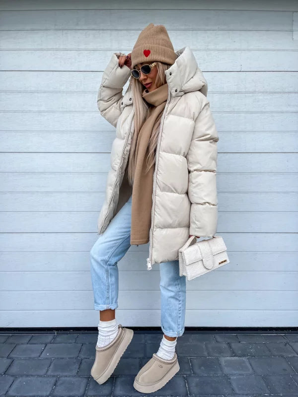 Damen Winterjacke in Creme, gesteppt, mit Kapuze. Perfekt für kalte Tage. Modisch kombiniert mit Jeans und Accessoires. Wintermode, warm, stylisch.
