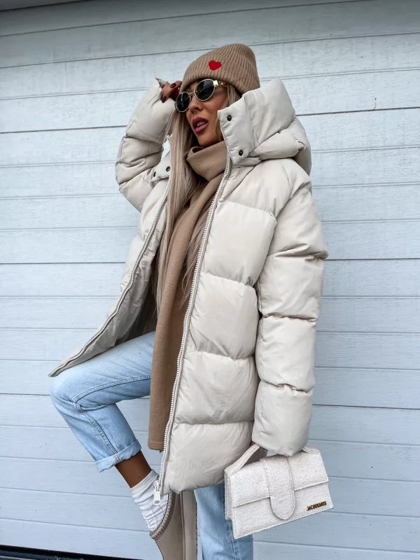 Damen Winterjacke in Creme, gesteppt, mit Kapuze. Modischer Look, ideal für kalte Tage. Perfekt kombiniert mit Jeans und Accessoires.