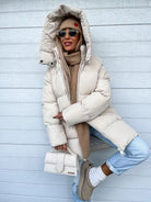 Damen Winterjacke in Creme, gesteppt, mit Kapuze. Perfekt für kalte Tage. Modisch, warm und bequem. Ideal für stilvolle Winteroutfits.